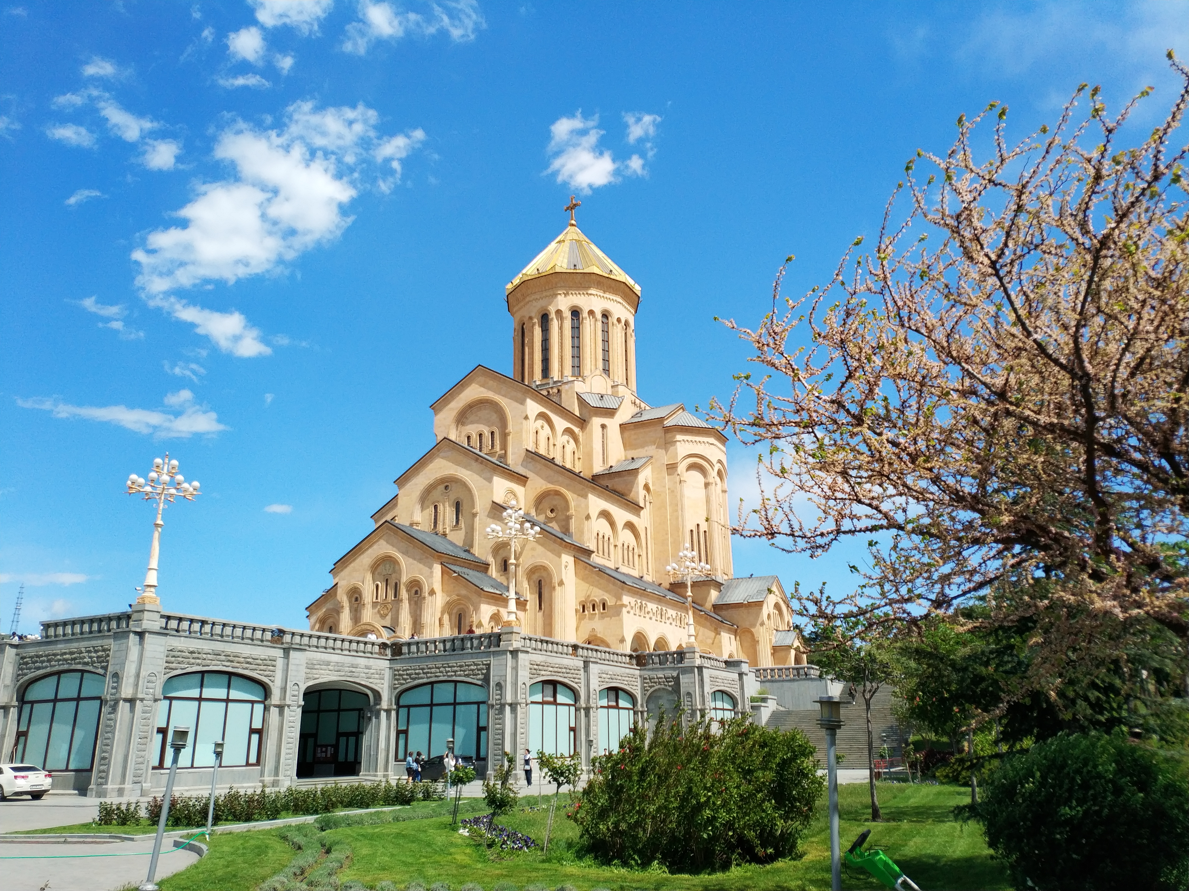 ქვის ფასადი და ტრადიციული ქართული არქიტექტურული დეტალები